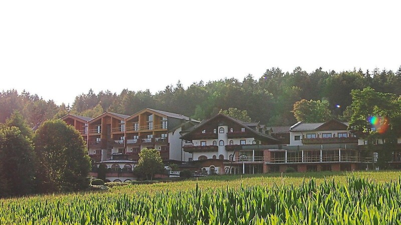 Das Bettenhaus des Hotels Bayerwaldhof (links im Bild) wurde um ein Geschoss auf fünf Stockwerke erhöht. Der Bauantrag allerdings landete erst am Dienstag auf der Tagesordnung des Bauausschusses.