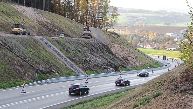 Dank der Überholspur konnten die Nachbesserungen an der Straßenentwässerungsanlage am Gänsberg ohne große Einschränkung des Verkehrs durchgeführt werden.