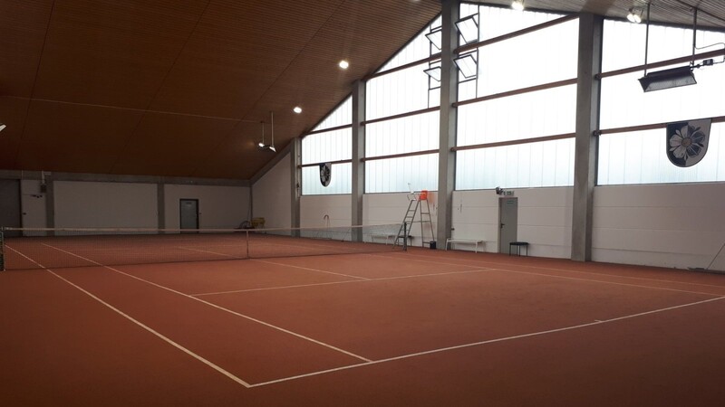 Die Tennishalle bleibt unter Einhaltung von Regeln für den Individualsport geöffnet.