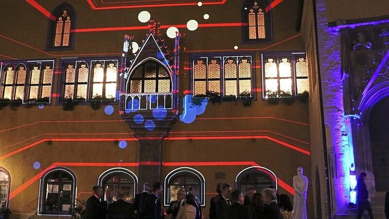Anlässlich des 60-jährigen Jubiläums von Infineon leuchtete das Alte Rathaus in bunten Farben.