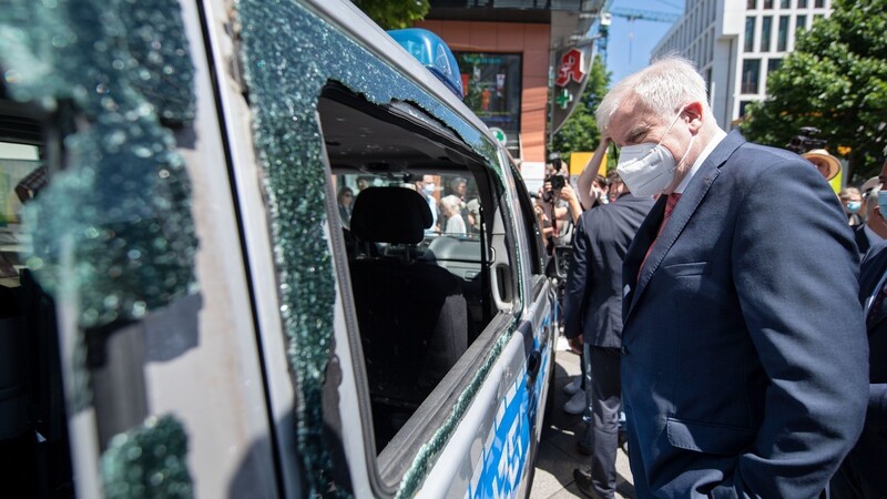 Bundesinnenminister Horst Seehofer macht sich in Stuttgart ein Bild von dem Ausmaß der Gewalt.