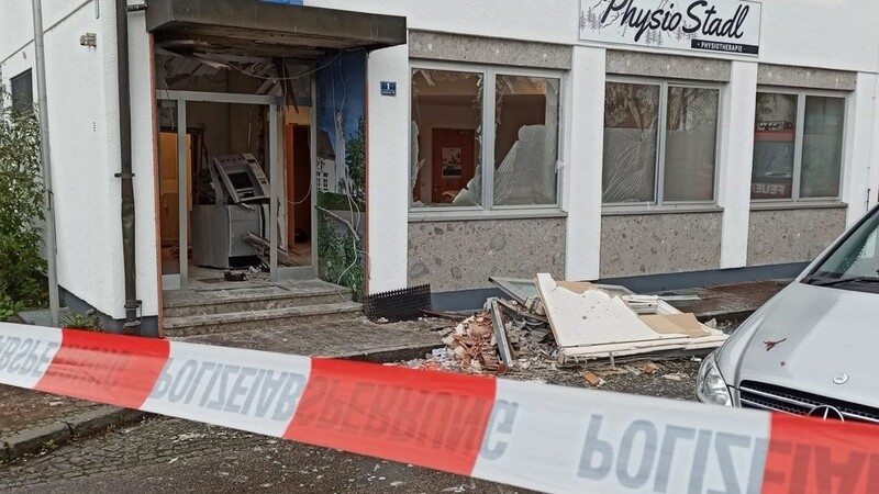 In der Nacht zum Freitag haben Unbekannte einen Geldautomaten in Essenbach gesprengt. Eine angrenzende Physiotherapie-Praxis ist durch die Sperrung schwer in Mitleidenschaft gezogen worden.