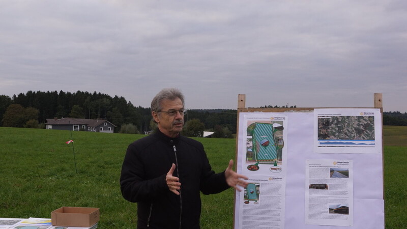 Martin Hujber, der Vorstandsvorsitzende der Bürgerenergiegenossenschaft Niederbayern, präsentierte das Photovoltaik-Projekt.