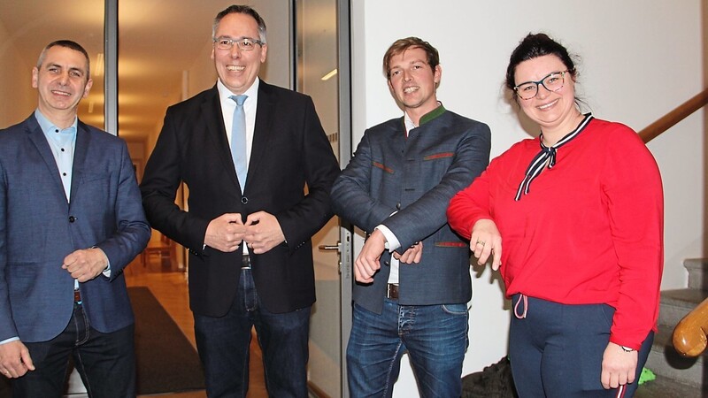 Kein "Shake Hands" in Zeiten der Corona-Krise. Dafür gab's eine Gratulation mit dem Ellenbogen im Mettener Rathaus für den neugewählten Bürgermeister Andreas Moser (2. v. l.) von seinen Gegenkandidaten Gerald Eckmeier (CSU, l.), Matthias Schwinger (Grüne) und Heike Lüdtke (SPD).