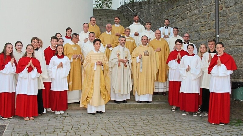 Pfarrer Holger Kruschina (unten, vorne rechts) mit den Mitzelebranten.