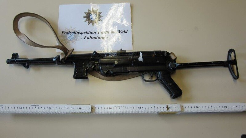 Mit dieser Maschinenpistole auf dem Rücksitz war ein 24-Jähriger Tscheche bei Furth unterwegs.