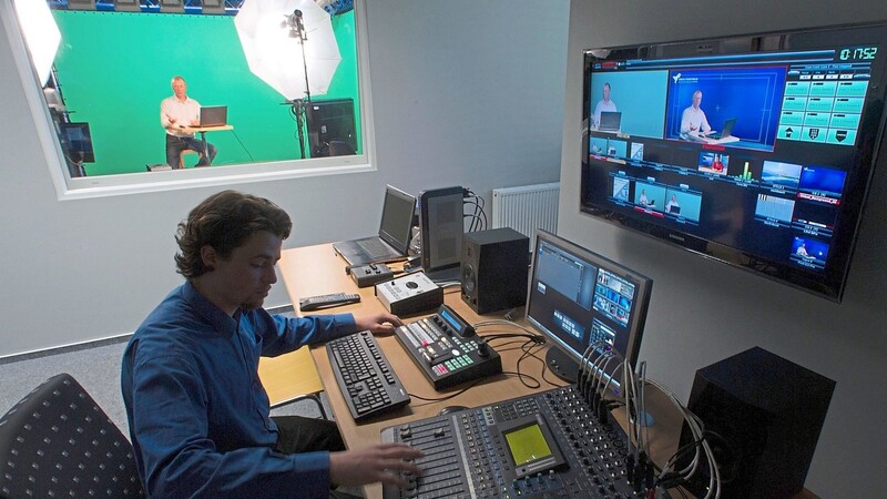 Aus einem ähnlichen Produktionsstudio an der TH Deggendorf wird das P-Seminar "Internetfernsehen" des Landauer Gymnasiums seine Livesendung am 21. Januar per Livestream im Internet verbreiten.