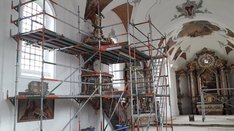 Das Gerüst, das den kompletten Kirchenraum ausgefüllt hat, ist bereits wieder zum großen Teil abgebaut.
