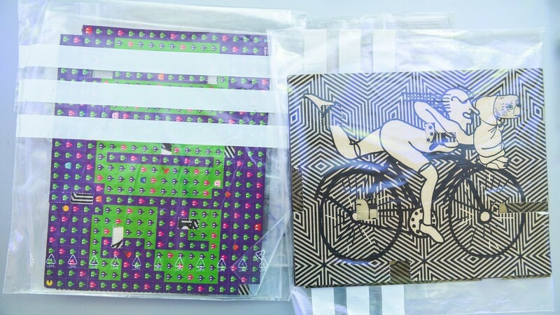 LSD wird oft auf sogenannten Trips, mit der Substanz beträufelter Pappe, konsumiert.