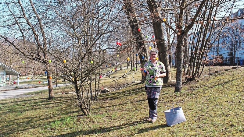 Heidi Schötz schmückt einen Strauch im Dr.-Schellerer-Park. 544 Ostereier hat sie insgesamt verteilt.