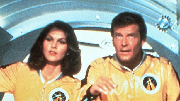 In "Moonraker" haben James Bond (Roger Moore) und Holly Goodhead (Lois Chiles) Sex im Weltall.