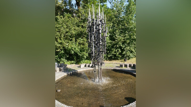 Professor Brenningers Brunnen "Tränender Baum" im Hof des Sophie-Scholl-Gymnasiums.