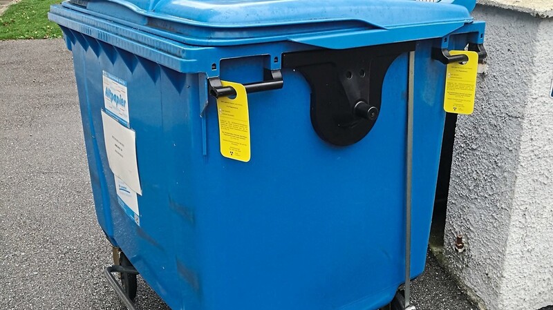 Leuchtend gelb sind die Zettel, die das Abfallwirtschaftsamt derzeit an die Tonnen hängt, wenn sich falscher Müll in den Tonnen befindet.