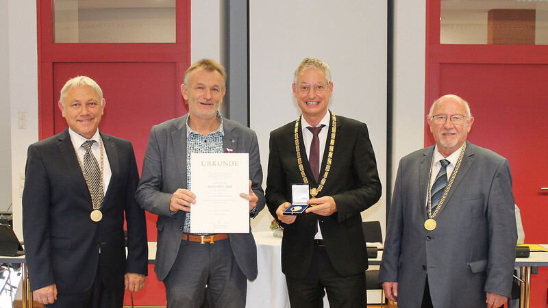MdL Hans Ritt (2.v.l.) wurde in einem Nachholtermin mit der Goldenen Bürgermedaille geehrt, flankiert von Bürgermeister Dr. Albert Solleder (v.l.), OB Markus Pannermayr und Bürgermeister Werner Schäfer.