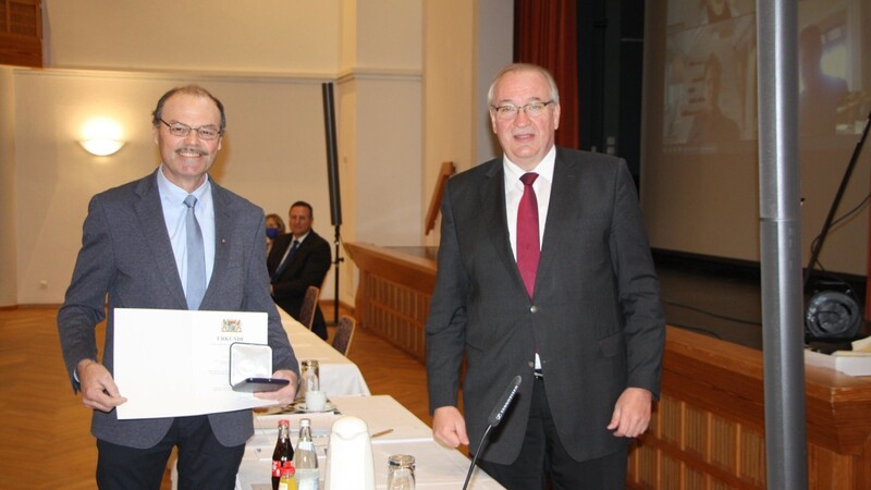 Für sein Engagement ehrte der Landrat Michael Mühlbauer mit der kommunalen Verdienstmedaille.