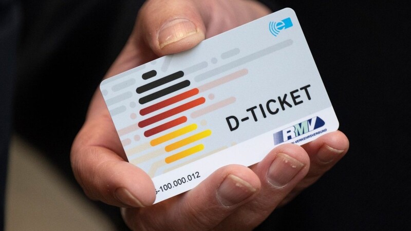 Ein "D-Ticket" im Chipkartenformat: Das Ticket ermöglicht bundesweite Fahrten in den Bussen und Bahnen des öffentlichen Nah- und Regionalverkehrs.