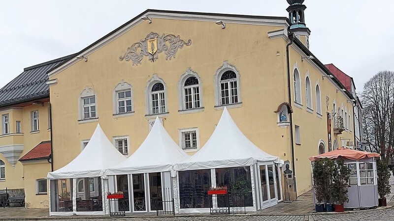 Die Pavillons vor dem Alten Rathaus in Viechtach dürfen nun erst einmal bis Ende Februar stehenbleiben.