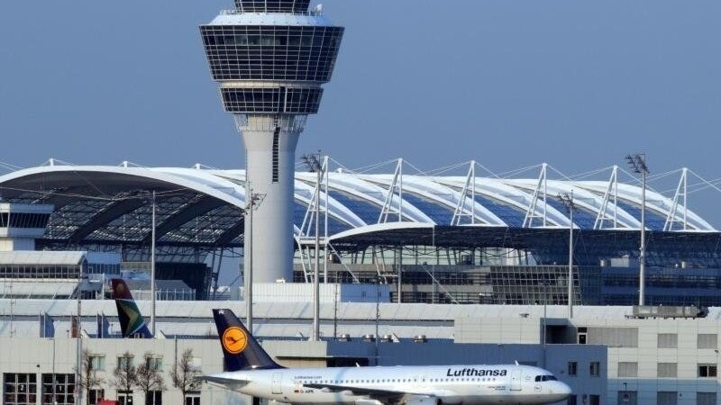Ein Flugzeug der Lufthansa steht am Münchner Flughafen.