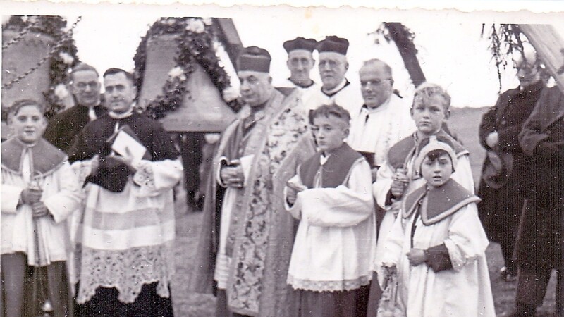Erinnerung an die Glockenweihe vor 70 Jahren mit der Geistlichkeit.