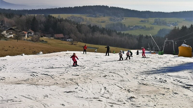 Künstlich beschneit und nur wenige Zentimeter dick: Am Greisinger Skihang üben Skilehrer mit den Kleinen Skifahren.