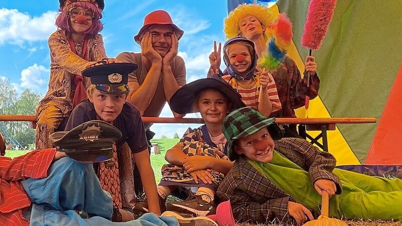 Die Clown-Gruppe vom Mitmachzirkus mit Workshopleiter Andreas Schantz (hinten, mit rotem Hut).