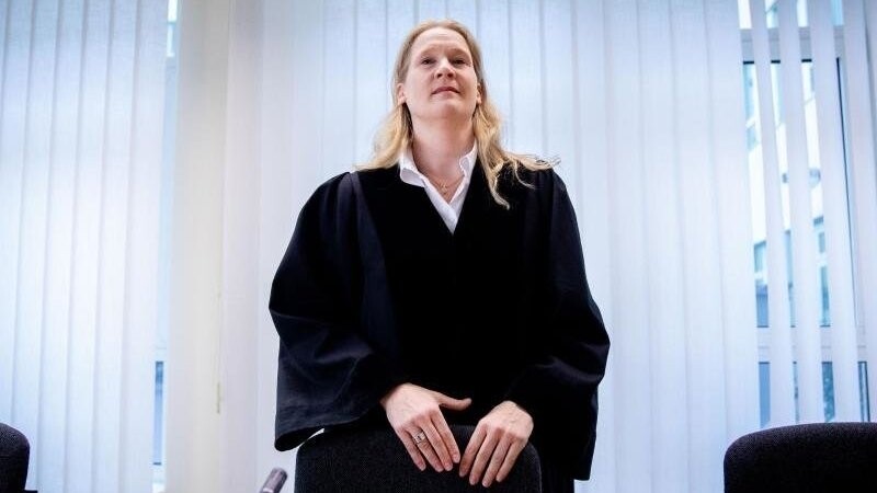 Richterin Rautgundis Schneidereit eröffnet die Verhandlung im Verwaltungsgericht Berlin.