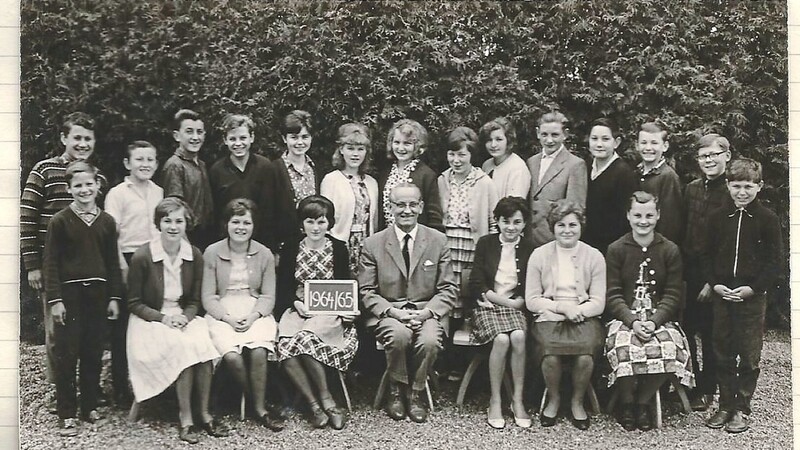 Ein Bild der Abschlussklasse 1964/65: Während die Männer größtenteils Berufe als Wunsch nannten, die mit der Landwirtschaft zu tun hatten, war es bei vielen Frauen die "Hausgehilfin".