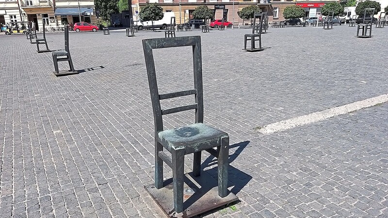 Stühle erinnern auf dem "Platz der Helden des Ghettos an Tausende Juden", die von hier aus in Konzentrationslager transportiert wurden.