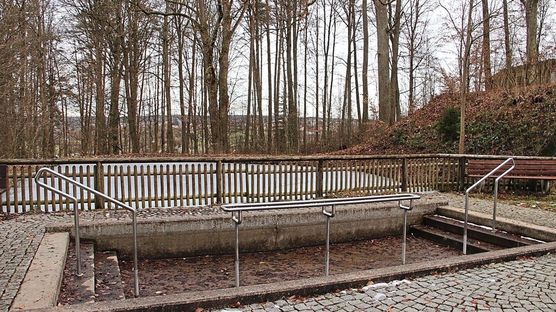 Noch im Dornröschenschlaf - das Kneippbecken am Heilbrünnl. Anfang Mai wird die neue Saison eröffnet.