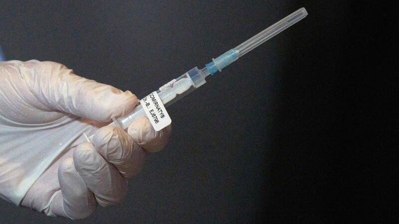 Eine Mitarbeiterin des Impfteams überprüft eine Spritze. Foto: Thomas Frey/dpa Pool/dpa/Symbolbild