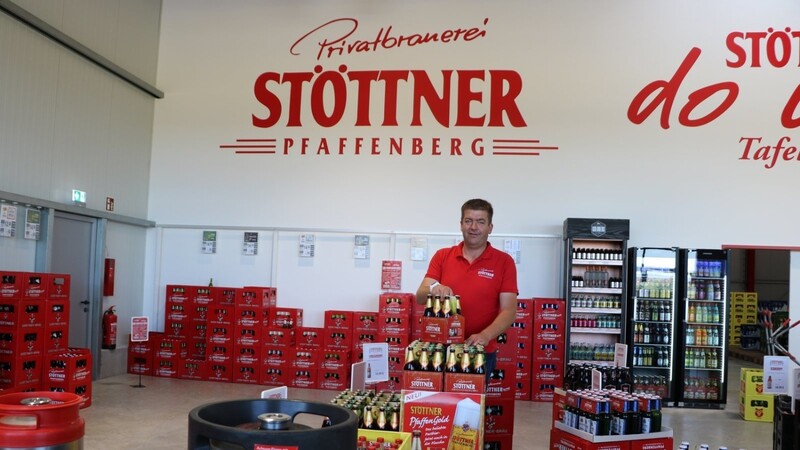 Brauerei-Besitzer Andreas Stöttner mit dem Festbier, das dieses Jahr nicht im Festzelt, sondern in Wirtshäusern und auf privaten Feiern getrunken wird.