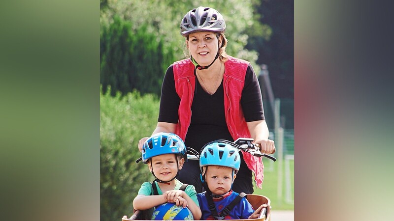 Mandy Simmel und ihre Söhne erfreuen sich am neuen Lastenrad.