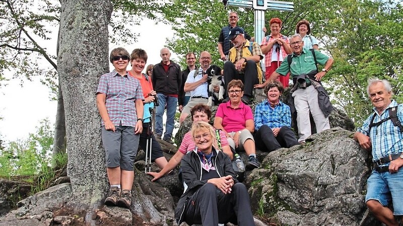 Beim Glaskreuz auf dem Reiseck bot sich den Wanderern ein herrlicher Blick auf Furth im Wald und den Bergen des Bayerischen Waldes.