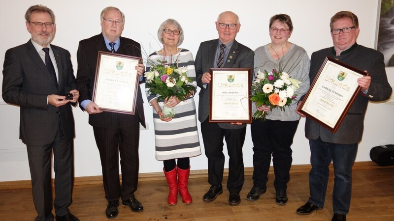 Bürgermeister Ferdinand Brandl (l.) gratulierte den neuen Ehrenringträgern, die mit ihren Ehefrauen gekommen waren (v. l.): Georg und Angelika Ehrnböck, Max Drexler sowie Maria und Ludwig Arbinger.