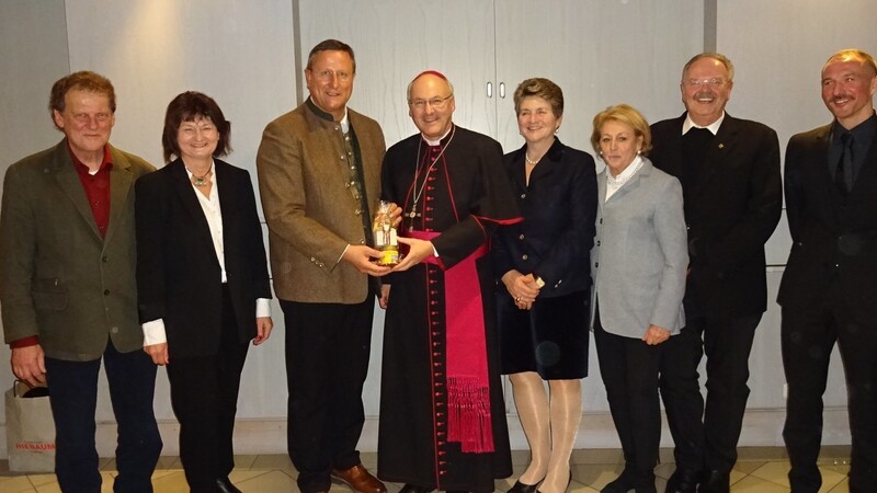 Bischof Rudolf eröffnete im Beisein der Ehrengäste die Sonderausstellung "Passion ohne Grenzen".