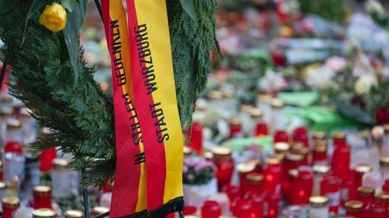 Trauerkerzen und Blumen, sowie ein Kranz der Stadt Würzburg, liegen am Tatort.