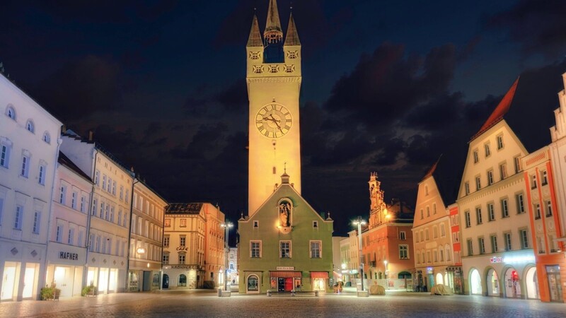 Ab dem 17. April wird der Straubinger Stadtturm abends wieder beleuchtet.
