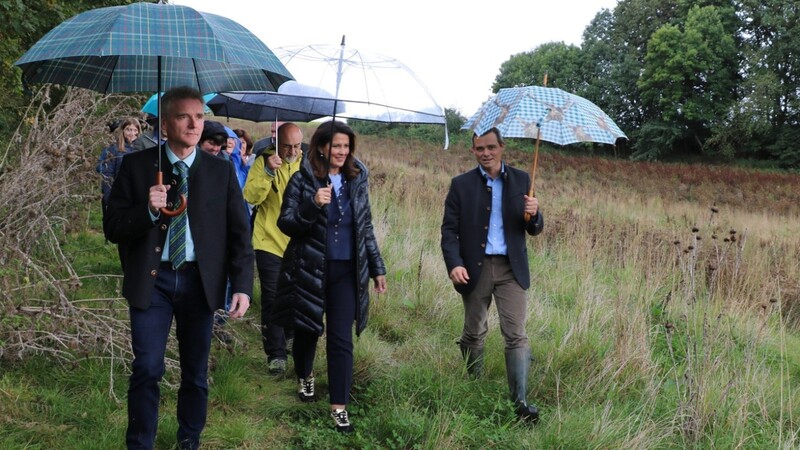 Zusammen mit Vertretern aus Politik, Landwirtschaft und Umweltverbänden überzeugte sich Landwirtschaftsministerin Michaela Kaniber (Mitte) von den Agrarumweltmaßnahmen auf dem Betrieb von Dr. Korbinian Scherm (rechts). Josef Groß, Leiter des AELF Deggendorf-Straubing (links), führte durch den Tag.