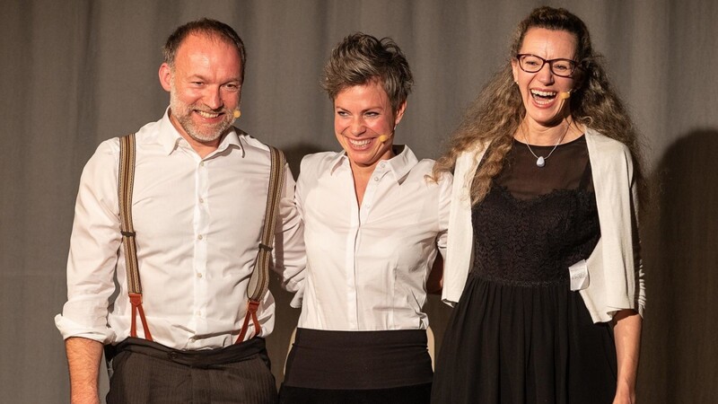 Sie hatten allen Grund zum Lachen: Michael und Katharina Deglmann sowie Lisa Montag (von links) beim Abschlussapplaus.