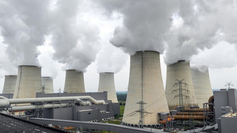 Heikles Thema Kohle-Strom: Wasserdampf steigt aus den Kühltürmen des Braunkohlekraftwerks Jänschwalde der Lausitz Energie Bergbau AG.