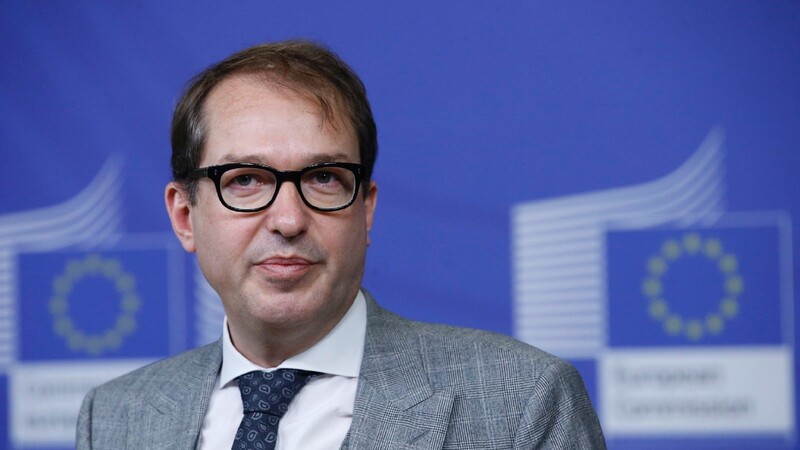 Verkehrsminister Alexander Dobrindt will E-Mobilität vor allem durch mehr Ladestationen fördern