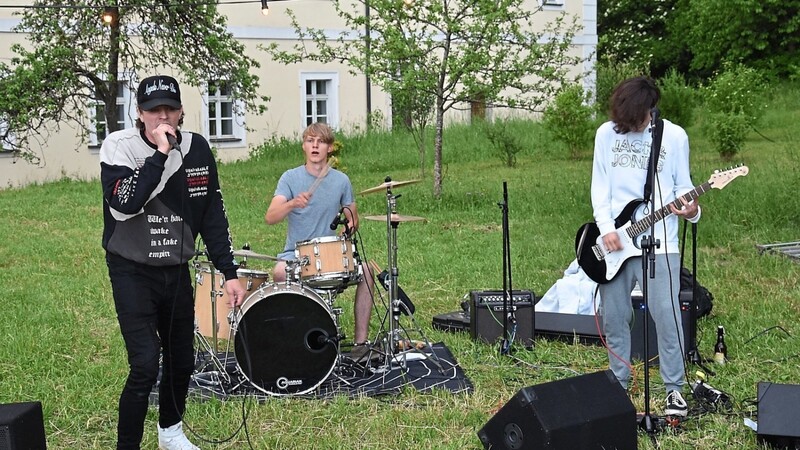 Die Brennberger Punkrockband "Elysium" rockte am Freitag im Frauenzeller Klostergarten.