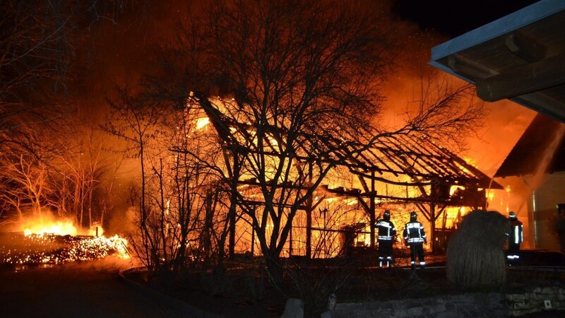 Das Feuer vernichtete zwei aneinandergebaute Lagerhallen in Haindling. Auch die darin untergestellten Maschinen und Geräte wurden ein Raub der Flammen.