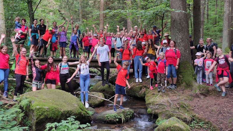Am Dienstag ging es für 62 Teilnehmer ins Höllbachtal bei Brennberg. Dort verbrachten sie einen erlebnisreichen Nachmittag in einem Naturparadies mit Wasserfall.