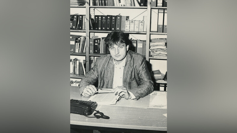 Kreismusikschulleiter Andreas Friedländer im Jahr 1990 an seinem Schreibtisch, der sich damals noch im Landratsamt befand
