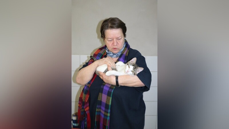 Katzenhaus-Chefin Christine Hirschberger mit einem fünf Monate alten Kätzchen. Wegen Corona sind insgesamt nur noch zwölf Katzen im Haus. Normal wären es im Februar doppelt so viele.