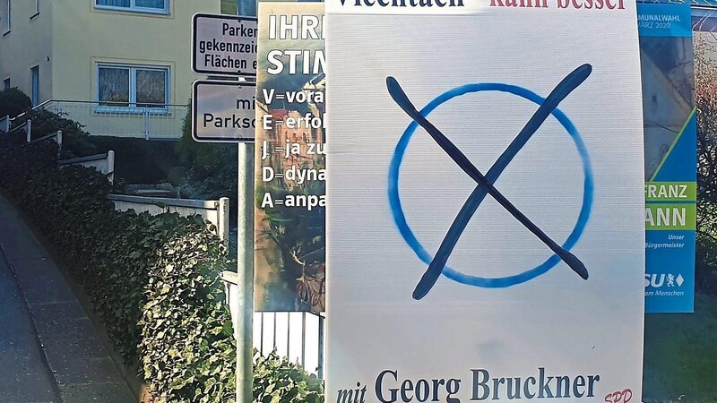 Bei der Plakatierung in der Viechtacher Kolpingstraße ist Herausforderer Georg Bruckner (SPD) obenauf und der amtierende Bürgermeister Franz Wittmann (CSU) befindet sich dahinter. Ob es mit den Stimmen auch so aussieht, das wird sich am Sonntagabend zeigen.
