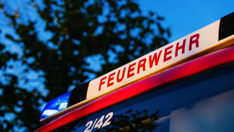Ein Brand sorgte für einen Großeinsatz mehrerer Feuerwehren in Taufkirchen. (Symbolbild)