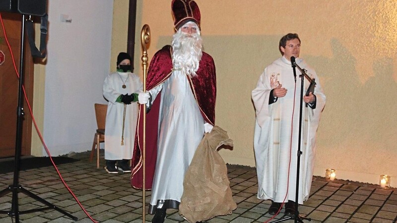 Stadtpfarrer Alexander Dyadychenko erzählte aus dem Leben des heiligen Nikolaus.