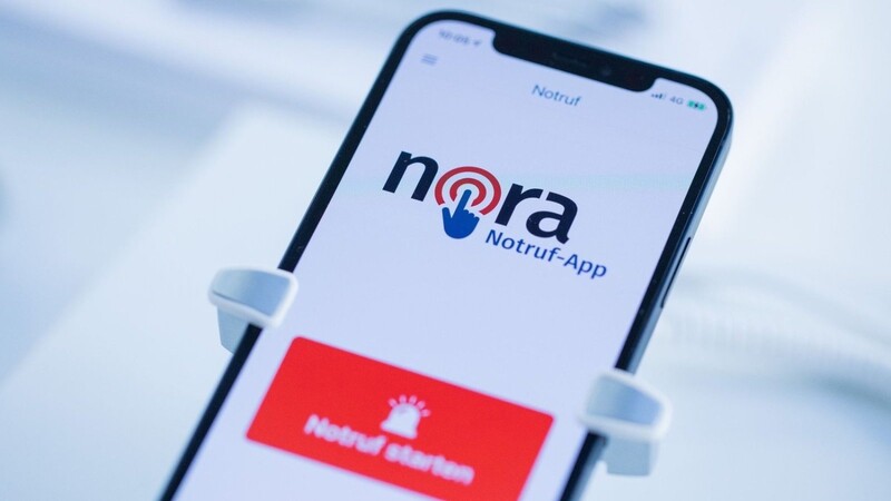 Die neue Notruf-App Nora ist auf dem Display eines Mobiltelefones zu sehen.